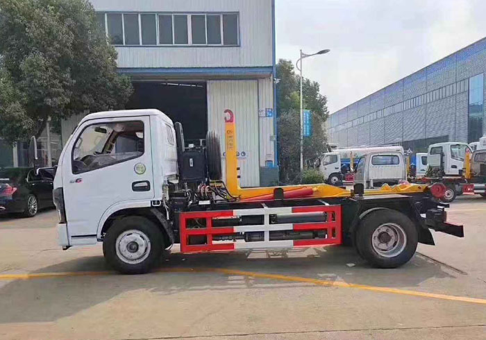 国六东风多利卡5方钩臂式垃圾车