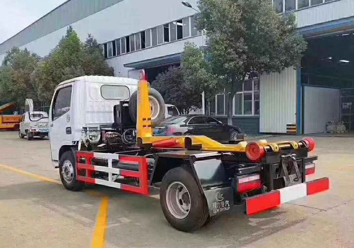 国六东风多利卡5方钩臂式垃圾车